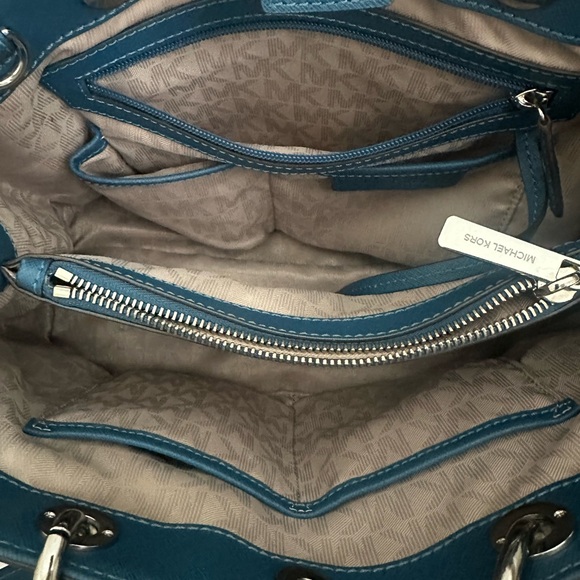 Michael Kors - Cynthia Bag - Picture 8 of 9